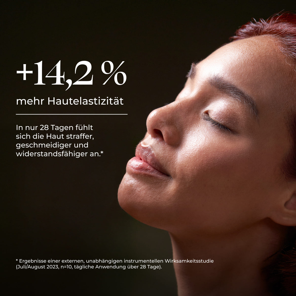 Eine Frau mit geschlossenen Augen und einem gelassenen Gesichtsausdruck wirbt für eine Nachtcreme (SBI ALApromo), die die Hautelastizität verbessert und die Haut regeneriert, mit einem deutschen Textüberlagerung.
