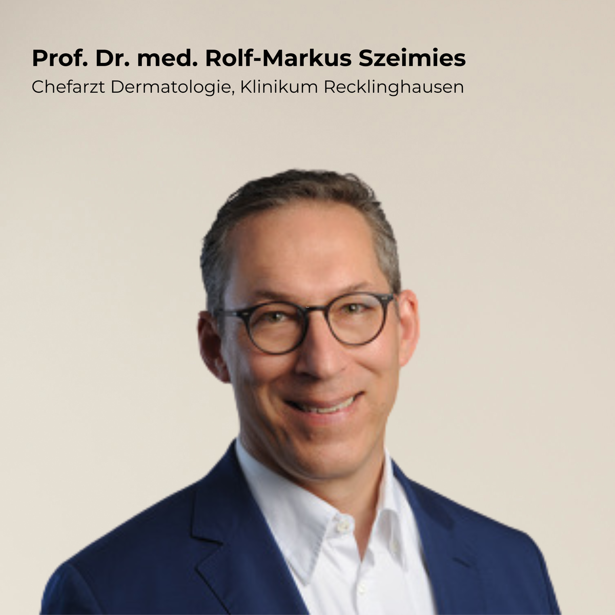 Ein Mann in Anzug und Brille, der in die Kamera lächelt; ein Text identifiziert ihn als Prof. Dr. med. Rolf-Markus Szeimies.