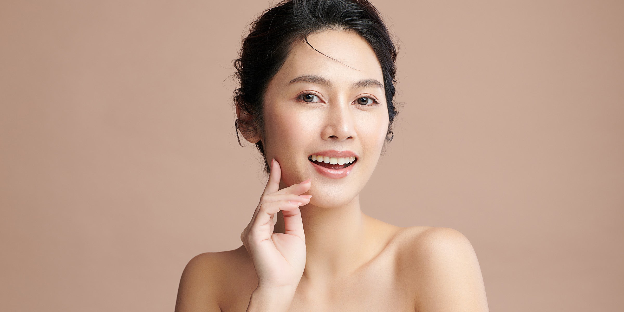 Frau mit strahlender, gepflegter Haut nach Skin Cycling mit KIYOMI SKIN  sanfte Hautpflege mit 5-ALA für Glow und Regeneration.