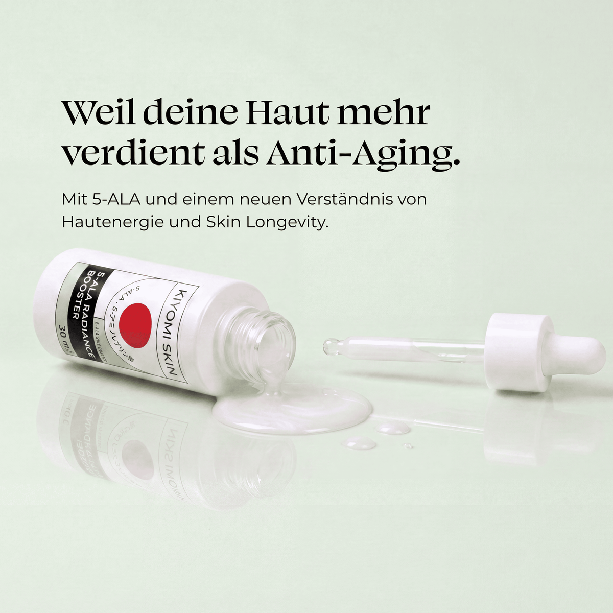 Offene Serumflasche mit verschütteter weißer Flüssigkeit und Tropfer vor hellgrünem Hintergrund; das Produktetikett ist sichtbar. Das Bild zeigt das „Kiyomi Skin 5-ALA Radiance Booster Serum“.
