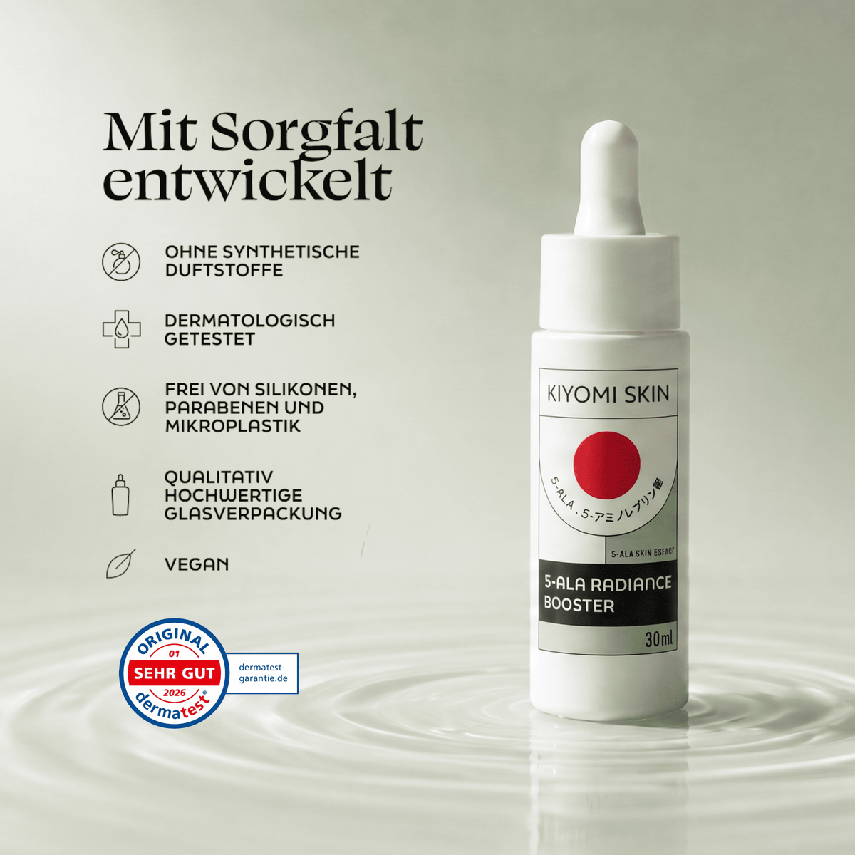 Eine Tropfflasche des „Kiyomi Skin 5-ALA Radiance Booster Serums“ steht auf welligem Wasser, begleitet von deutschen Produktinformationen und Qualitätssiegeln, und präsentiert seine wirkungsvolle 5-ALA-Serumformel für maximale Hautenergie.