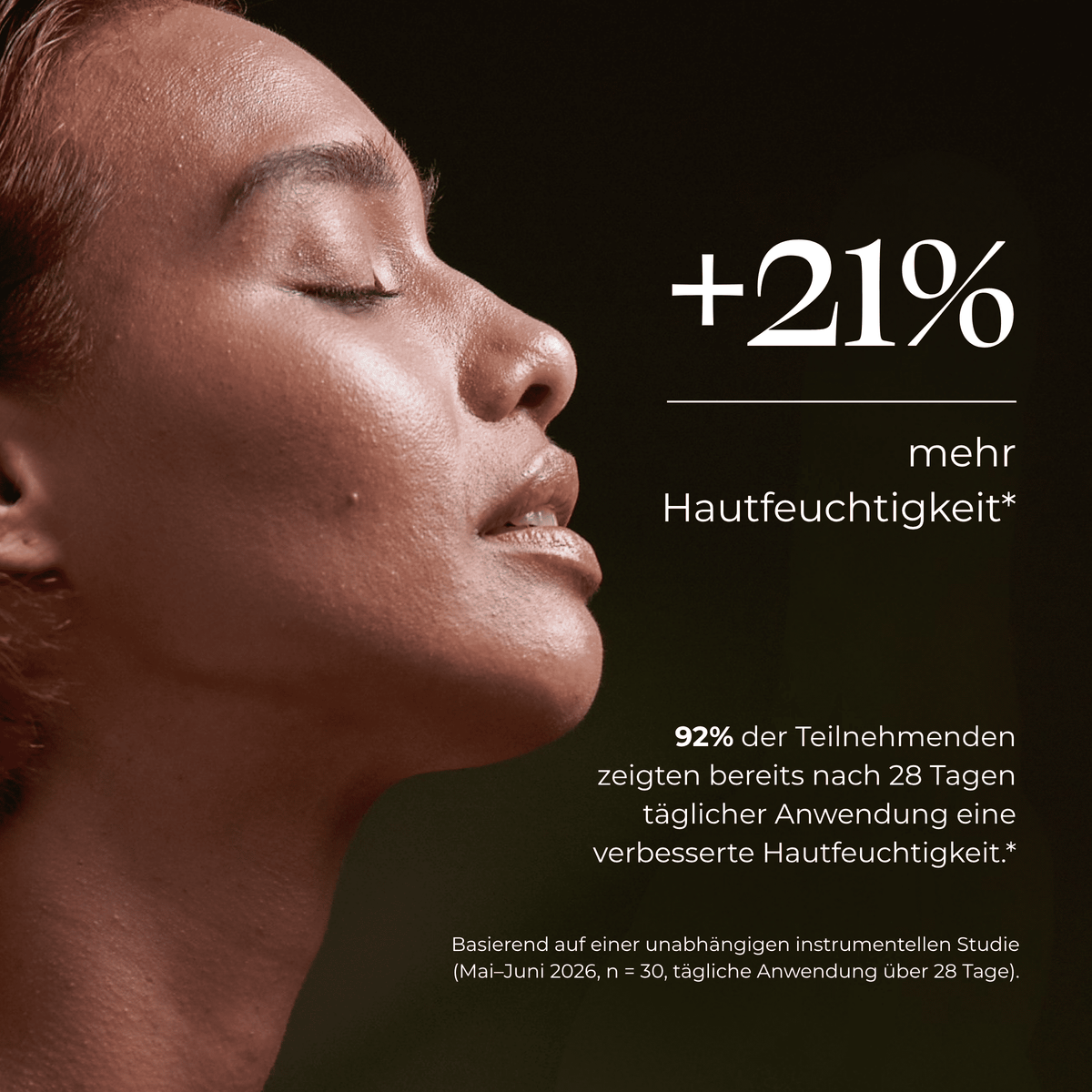 Neben dem Text „+21 % mehr Hautfeuchtigkeit“ auf dunkelbraunem Hintergrund ist das Profil einer Frau mit strahlender, leuchtender Haut zu sehen – dank des innovativen Kiyomi Skin 5-ALA Radiance Booster Serums als Ihrer täglichen Quelle für sichtbare Hautenergie.