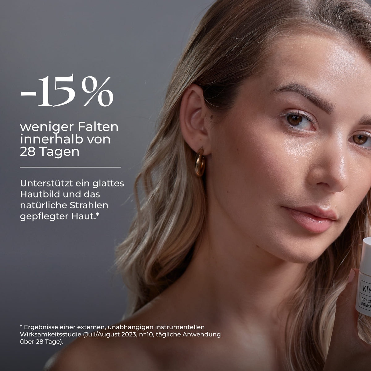 Eine Frau mit makelloser Haut hält die „Day Cream Intense“ von SBI ALApromo in der Hand; laut Text sollen dank dieser intensiven Gesichtspflege – die speziell für empfindliche Haut entwickelt wurde – innerhalb von 28 Tagen 15 % weniger Falten entstehen.
