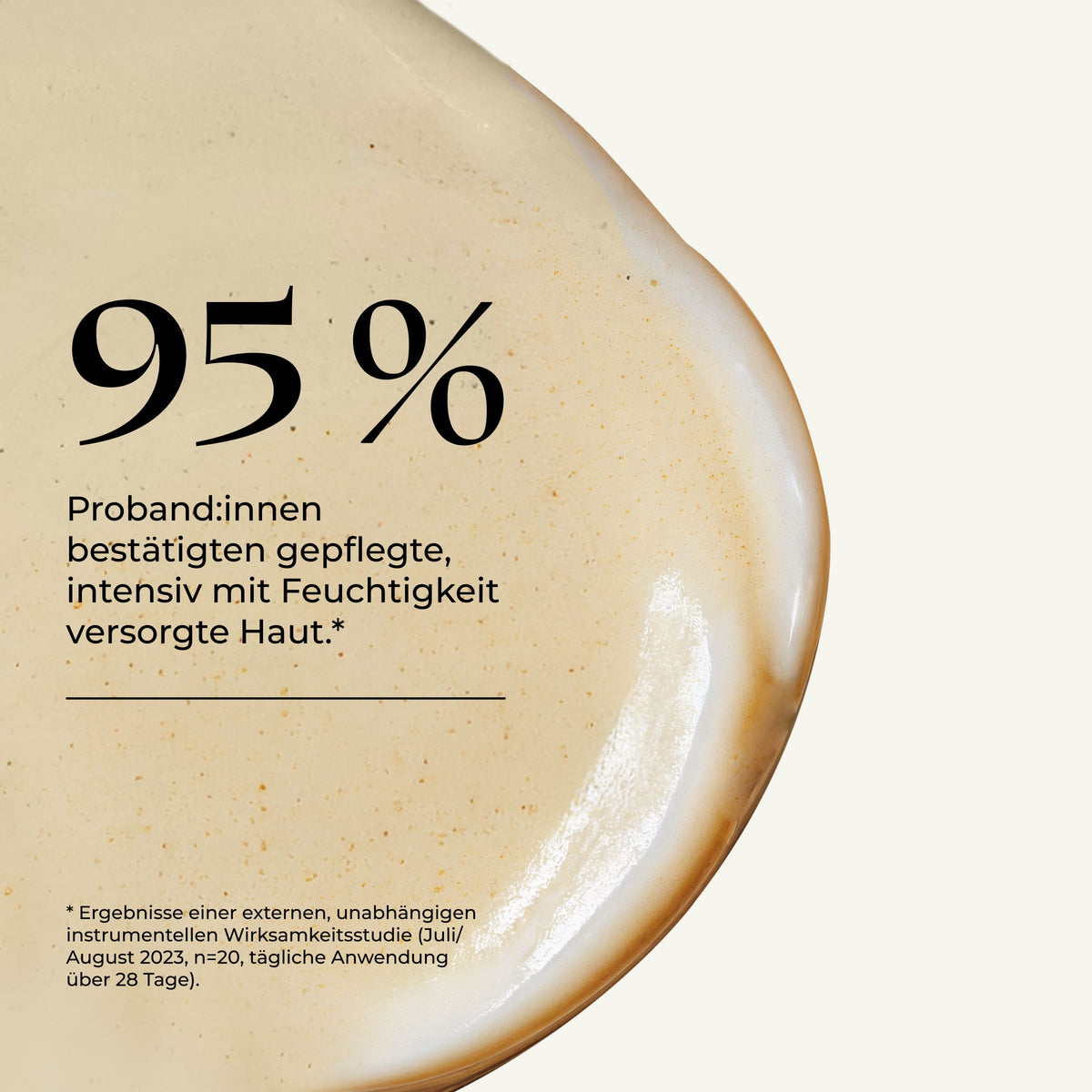 Neben einem deutschen Text, in dem es heißt, dass 95 % der Anwender eine intensiv mit Feuchtigkeit versorgte, gepflegte Haut verspürten, ist ein cremefarbener Fleck zu sehen – was die Wirksamkeit der SBI ALApromo Day Cream Intense als leistungsstarke Gesichtspflege, insbesondere für empfindliche Haut, unterstreicht.