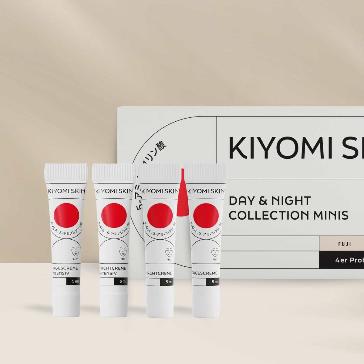 Vier Mini-Tuben der Kiyomi Skin Tages- und Nachtcreme stehen vor einer weißen Produktverpackung und präsentieren die ultimativen Miniflaschen für Ihre tägliche Hautpflege. Dieses Set eignet sich perfekt als Gesichtscreme-Duo für Tag und Nacht.