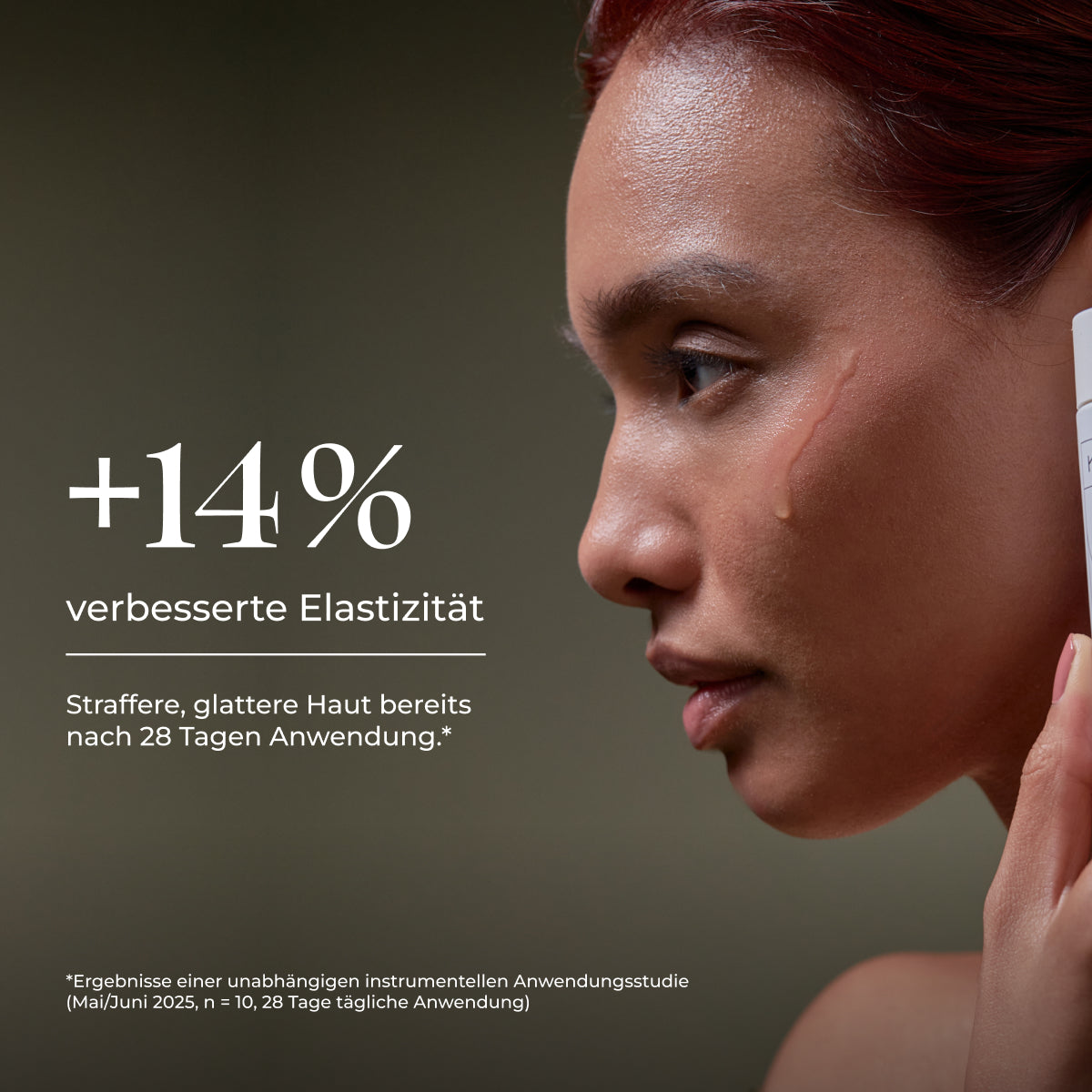 A woman applies the Easy Glow Duo Day Cream + Niacinamide to her face, with text highlighting a 14% improvement in skin elasticity and a natürlicher Glow after 28 days of use.