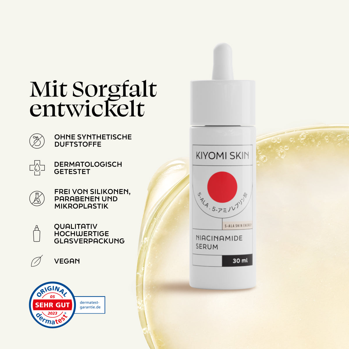 A white bottle of Kiyomi Skin Niacinamide serum with German product details, set against a gold liquid background, highlighting Feuchtigkeit für Gesicht und Körper durch Hyaluronsäure – ein essentielles Element der Ultimate Hydration Trio Pflegeroutine.